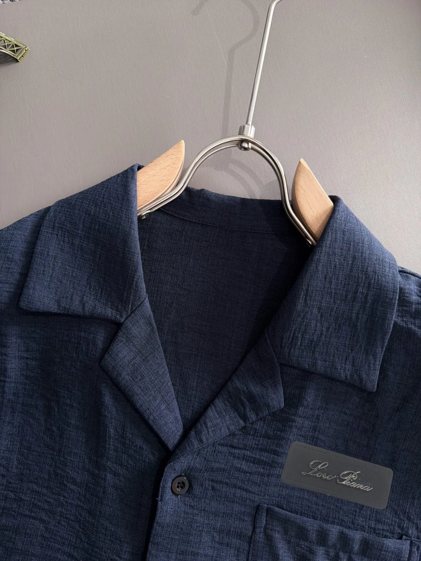 LP 2036 New Arrival striped shirt, business casual Versatile long-sleeved shirt. After a new style interpretation, with eye-catching earth tones, the fashion trend index of the entire shirt immediately soared! Made of imported 100% poplin pure cotton material, the light, silky and lustrous silk fabric properties bring an unusual high-end visual sense. Needless to say, the upper body comfort is hand-cut. The pattern on the rear horizontal bar is a replica of the pattern, which is the only difference in the market! Technological electrostatic pressure spraying machine. The fluff is attracted by the plant body due to the different electric potential. It accelerates vertically and flies up to the pattern that has been scraped and primed. It is then dried in a high-temperature pipe oven to increase the fastness. The fashionable small pointed collar is paired with a flat-angled hem design, which is simple and capable overall! Sizes:M-5XL